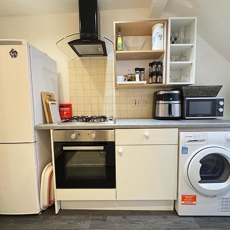 Sunny Apartment Лондон Екстериор снимка