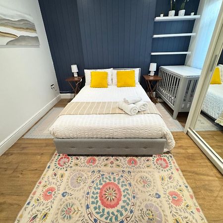 Sunny Apartment Лондон Екстериор снимка
