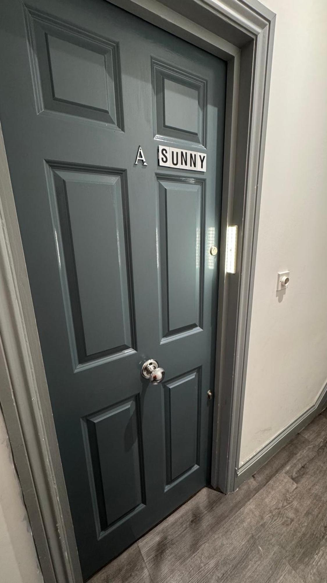 Sunny Apartment Лондон Екстериор снимка