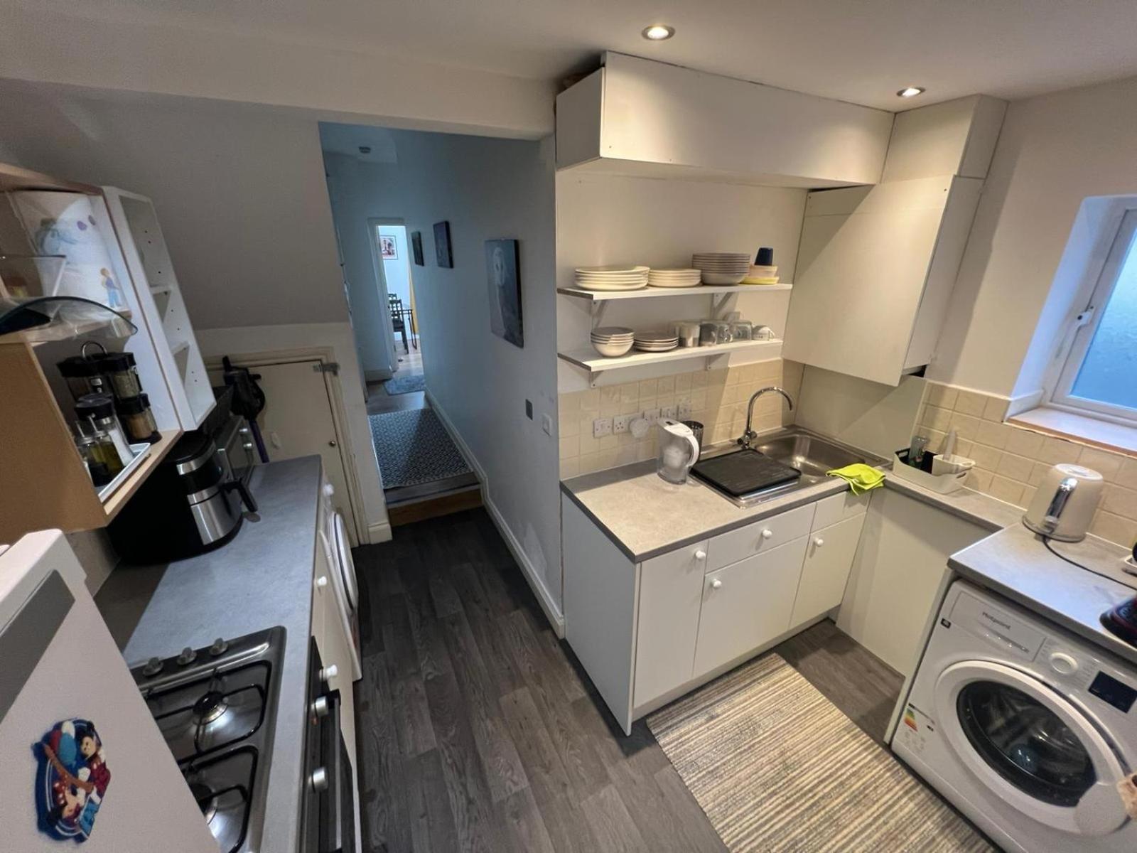 Sunny Apartment Лондон Екстериор снимка