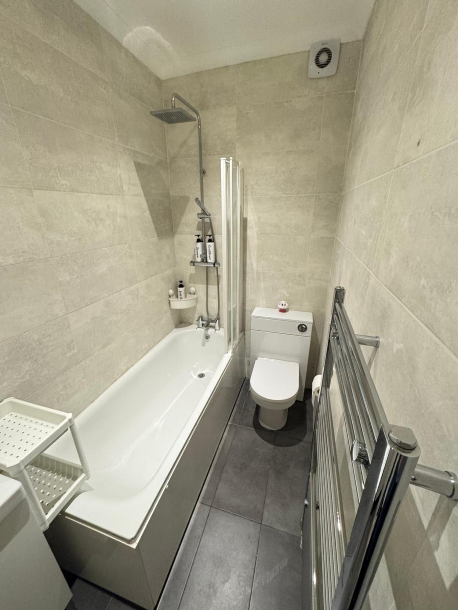 Sunny Apartment Лондон Екстериор снимка