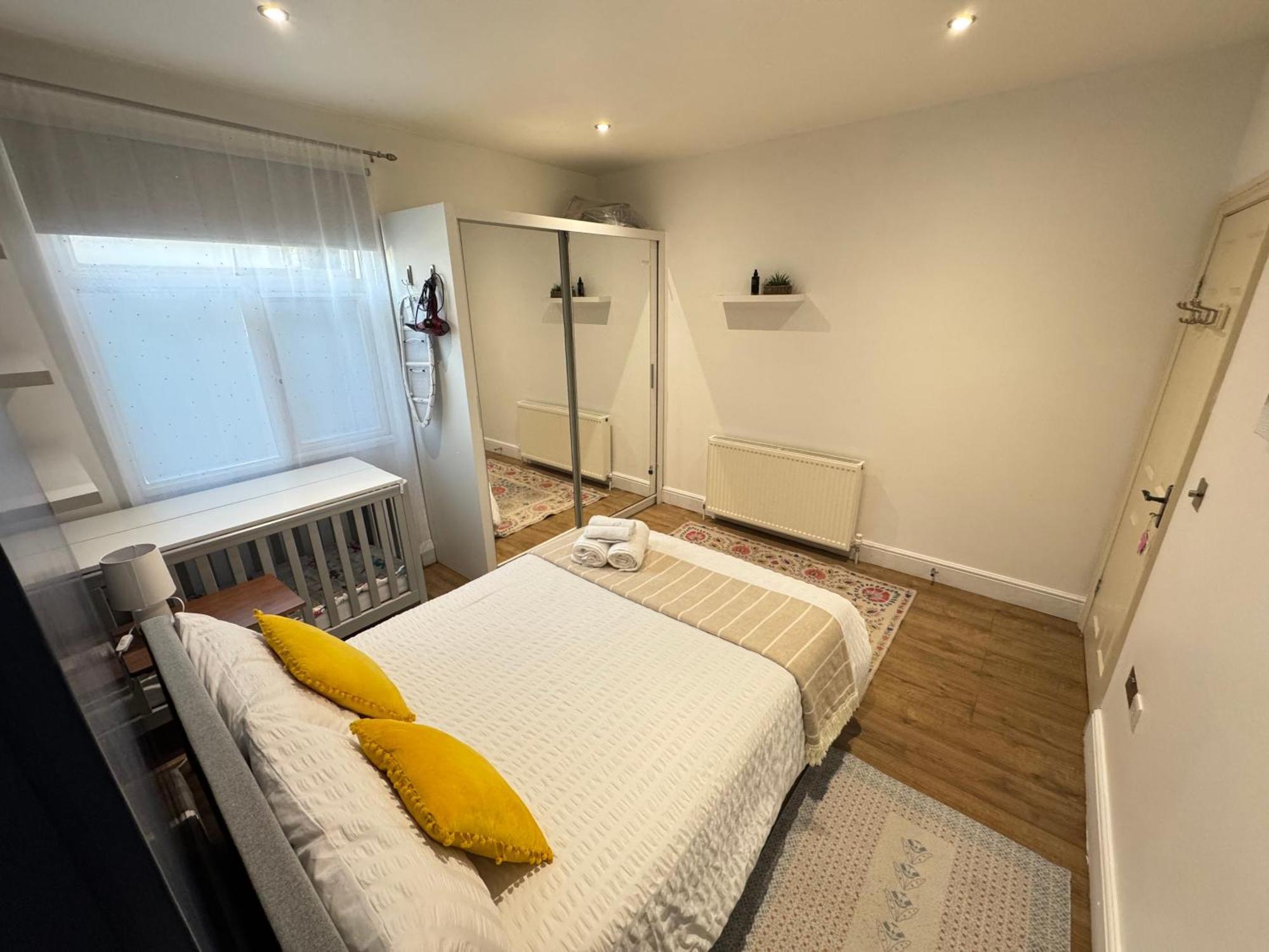 Sunny Apartment Лондон Екстериор снимка