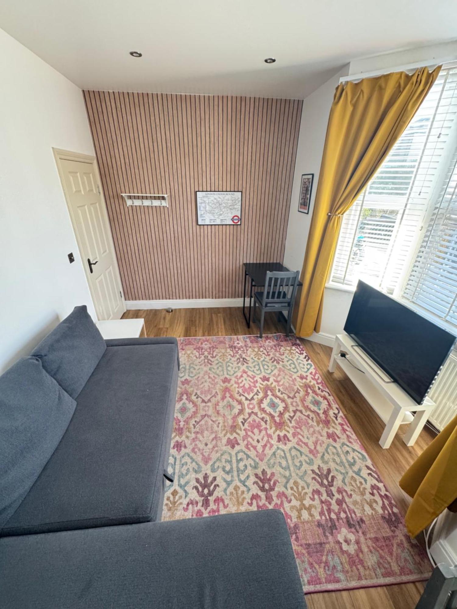 Sunny Apartment Лондон Екстериор снимка