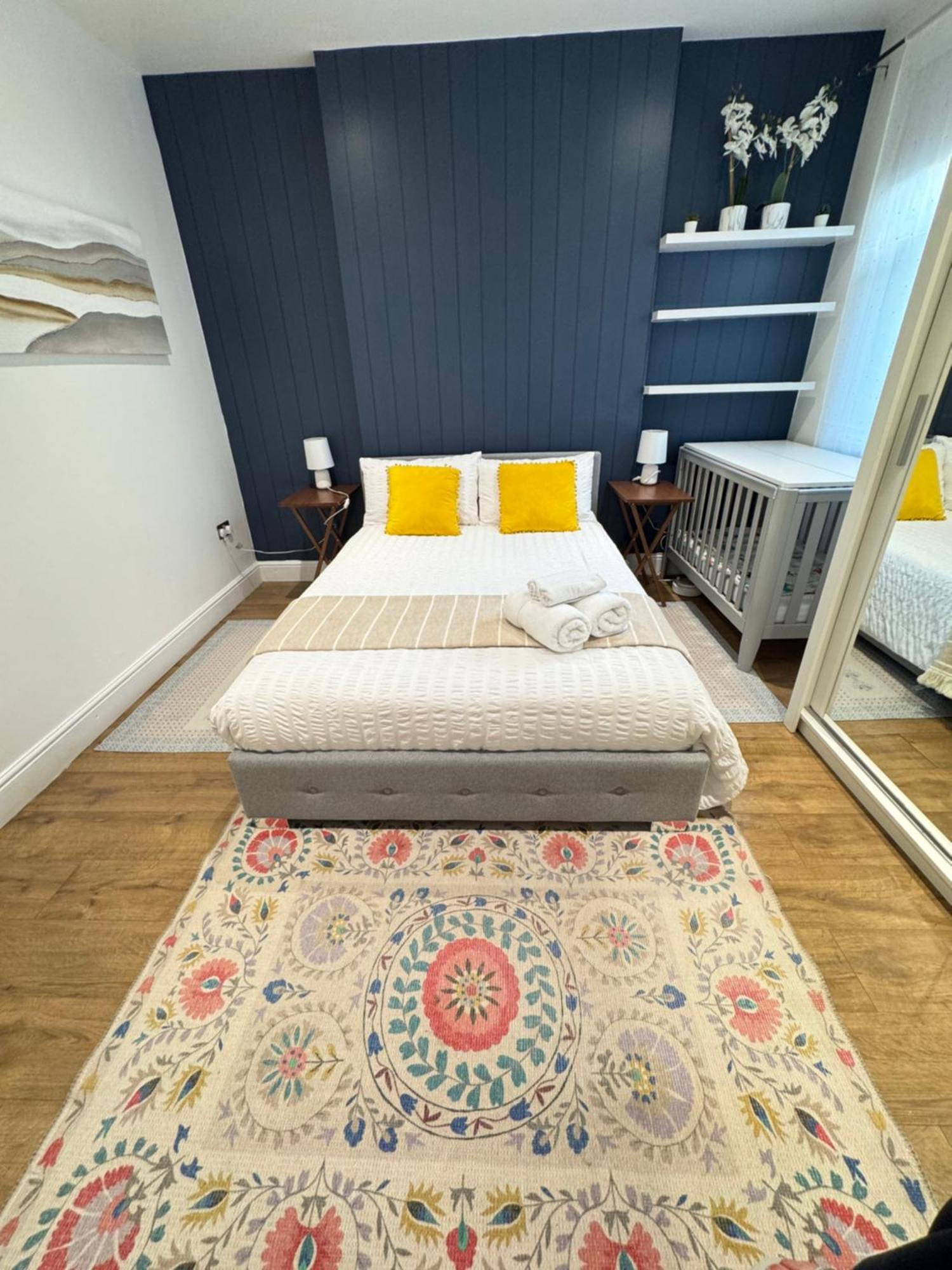 Sunny Apartment Лондон Екстериор снимка